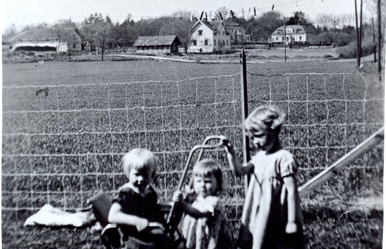 I bakgrunden Långbro Gård, flygel samt rättarbostad år 1934. Framför den numera rivna rättarbostaden går Kryddlandsvägen. Foto Ulla-Britt Thelander.