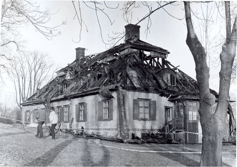 Baksida Långbro gård 1993 efter brand